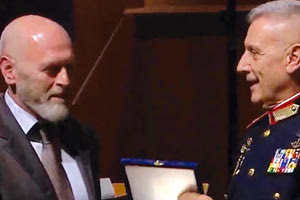 Κι εκεί τιμήθηκε από τον αρχηγό Κωνσταντίνο Φλώρο ένας δικός μας, ο Ηρακλειώτης σκηνοθέτης και σκηνογράφος Σταύρος Λίτινας για την προσφορά του στον πολιτισμό με αφορμή το έργο του «Η κυρά της Ρω»!