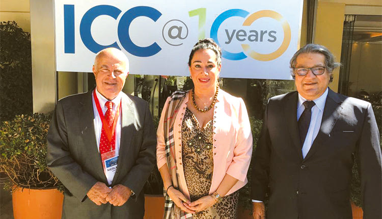 Η πρόεδρος του Ελληνοπακιστανικού Επιμελητηρίου Ρουμπίνα Μαρκοπούλου, ανάμεσα στον πρόεδρο του ICC (είναι ένα από τα μεγαλύτερα διεθνή επιμελητήρια) Ταρίκ Ρανγκουγουάλα αριστερά και τον εφοπλιστή Νίκο Βερνίκο πρώην πρόεδρο του ICC Ελλάς, δεξιά 