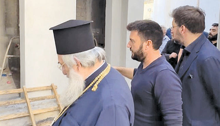 Φόδελε: Στον Άγιο Γεώργιο 
Αρχιεπίσκοπος και δήμαρχος 