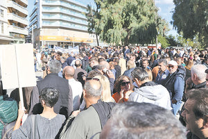 Παράσταση διαμαρτυρίας πραγματοποίησαν στην πλατεία Ελευθερίας οι ελεύθεροι επαγγελματίες