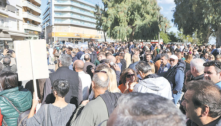 Παράσταση διαμαρτυρίας πραγματοποίησαν στην πλατεία Ελευθερίας οι ελεύθεροι επαγγελματίες