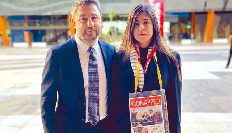 …Στο πλαίσιο της συνάντησής του με την Πρόεδρο του Εργατικού Κόμματος του Ισραήλ Merav Michaeli γνώρισε την Άνατ. «Η περιγραφή της για την επίθεση της 7ης Οκτωβρίου στο Kibbutz Nir Oz ήταν συγκλονιστική. Ο παππούς της σκοτώθηκε και η γιαγιά της κρατείται όμηρος από τη Χαμάς στη Γάζα.» ανέφερε ο Ανδρουλάκης.