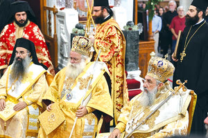 Είδατε όλοι σε άλλες στήλες τη μεγαλόπρεπη γιορτή του Αγίου Μηνά. Βοήθησε και ο καιρός και ήταν πολύς ο κόσμος που πήγε για προσκύνημα, αλλά και στη λιτανεία. Υπήρχε όμως ένα σούσουρο  σχετικά με την απουσία τόσων μητροπολιτών. Η γιορτή ήταν Σάββατο και βόλευε τους πάντες να είναι στον Άγιο Μηνά. Κι όμως από τους 9 συνοδικούς ήταν παρόντες μόνο 3.