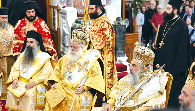 Είδατε όλοι σε άλλες στήλες τη μεγαλόπρεπη γιορτή του Αγίου Μηνά. Βοήθησε και ο καιρός και ήταν πολύς ο κόσμος που πήγε για προσκύνημα, αλλά και στη λιτανεία. Υπήρχε όμως ένα σούσουρο  σχετικά με την απουσία τόσων μητροπολιτών. Η γιορτή ήταν Σάββατο και βόλευε τους πάντες να είναι στον Άγιο Μηνά. Κι όμως από τους 9 συνοδικούς ήταν παρόντες μόνο 3.