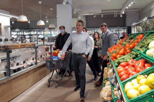 Με ένα βίντεο από επίσκεψή του σε σούπερ μάρκετ ο Πρωθυπουργός Κυριάκος Μητσοτάκης θέλησε να προβάλει τα κυβερνητικά μέτρα κατά της ακρίβειας .