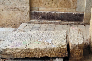 Μια εβδομάδα μετά το σκωπτικό σχολιασμό της καταστροφής του μνημείου των σφραγιαθέντων της 25ης Αυγούστου 1898