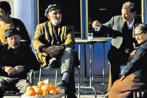 ΦΩΤΟΗΜΕΡΑΣ: Κάτοικοι του Τυμπακίου στο παζάρι, πιθανώς τη δεκαετία του ‘60. Φωτογραφία Konrad Helbig - Πανεπιστήμιο Βερολίνου