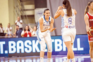 Η Καρλάφτη (αριστερά) βοήθησε χθες την Εθνική