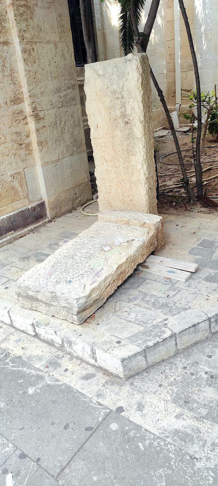 Μια εβδομάδα μετά το σκωπτικό σχολιασμό της καταστροφής του μνημείου των σφραγιαθέντων της 25ης Αυγούστου 1898