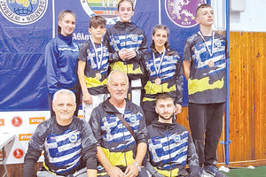 Οι αθλητές του Α.Σ. Χερσονήσου με τους προπονητές τους