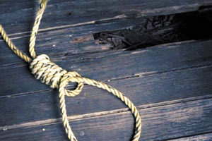 Η άτυχη γυναίκα βρήκε τον γιο της απαγχονισμένο