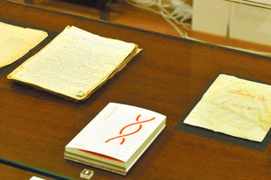 ΠΕΡΙΟΔΙΚΗ ΕΚΘΕΣΗ ΤΟΥ ΜΟΥΣΕΙΟΥ ΚΑΖΑΝΤΖΑΚΗ ΜΕ ΠΙΣΤΟ ΑΝΤΙΓΡΑΦΟ ΤΟΥ «ΑΝΗΦΟΡΟΥ» ΚΑΙ ΑΛΛΑ ΤΕΚΜΗΡΙΑ Το γνωστό-άγνωστο έργο του Καζαντζάκη στη Βικελαία Βιβλιοθήκη