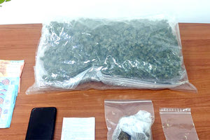 Ένας 19χρονος συνελήφθη μόλις πάτησε το πόδι του στεριά ερχόμενος από το λιμάνι του Πειραιά στο Ηράκλειο το πρωί της Παρασκευής, έχοντας στην κατοχή του περισσότερο από μισό κιλό κάνναβης.