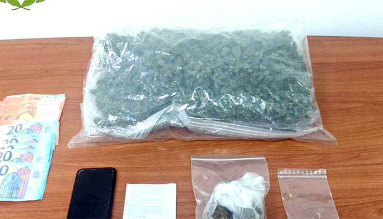 Ένας 19χρονος συνελήφθη μόλις πάτησε το πόδι του στεριά ερχόμενος από το λιμάνι του Πειραιά στο Ηράκλειο το πρωί της Παρασκευής, έχοντας στην κατοχή του περισσότερο από μισό κιλό κάνναβης.