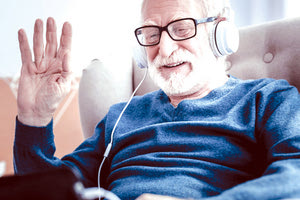 Μπορούμε να ενθαρρύνουμε τους ασθενείς με άνοια να έχουν επαφή με τη μουσική καθημερινά