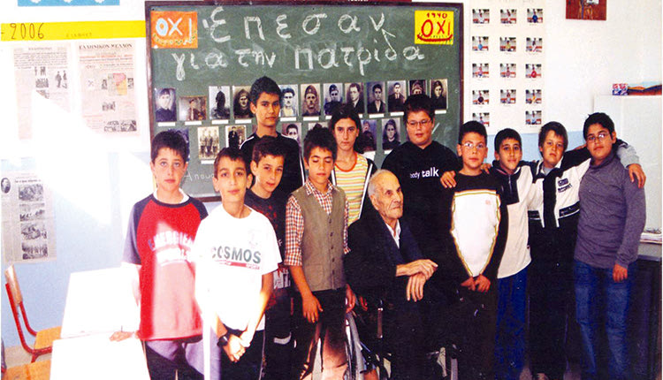 Παρασκευή, 27 Οκτωβρίου 2006. Ο ανάπηρος του Ελληνοϊταλικού πολέμου Γεώργιος Μιχ. Χαραλαμπάκης, με τους μαθητές της ΣΤ΄ τάξης του Δημοτικού Σχολείου Καστελλίου