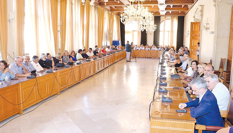 Εν μέσω αντιδράσεων η σημερινή συζήτηση στο Δημοτικό Συμβούλιο για τις αυξήσεις των τελών