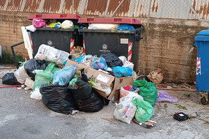 Μεγάλη δυσαρέσκεια από τον κόσμο για την εικόνα των απορριμμάτων που διαπιστώνει μια οδυνηρή απορρύθμιση για την οποία ασφαλώς δεν φταίνε οι εργαζόμενοι στην υπηρεσία που δουλεύουν ασταμάτητα και εντατικοποιημένα.