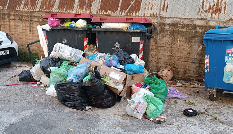 Μεγάλη δυσαρέσκεια από τον κόσμο για την εικόνα των απορριμμάτων που διαπιστώνει μια οδυνηρή απορρύθμιση για την οποία ασφαλώς δεν φταίνε οι εργαζόμενοι στην υπηρεσία που δουλεύουν ασταμάτητα και εντατικοποιημένα.