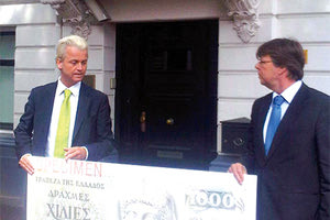 Πριν 12 χρόνια και συγκεκριμένα τον Ιούνιο 2011, κι ενώ η Ελλάδα βρισκόταν εν μέσω κρίσης και μνημονίων, ο Βίλντερς προχώρησε σε μια προκλητική ενέργεια έξω από την ελληνική πρεσβεία στη Χάγη. Ειδικότερα, μαζί με τον βουλευτή Teun van Dijck, πόζαρε με ένα πλακάτ που εικόνιζε ένα χαρτονόμισμα των χιλίων δραχμών, θέλοντας να γυρίσει η Ελλάδα στη δραχμή.