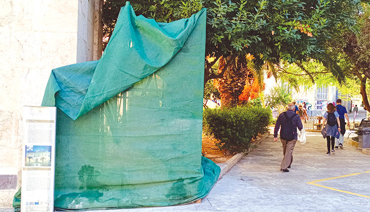 Πόσες μέρες μετά;
Κάλλιο αργά παρά ποτέ για το μνημείο των σφαγιασθέντων της 25ης Αυγούστου 1898 που βρίσκεται στην βόρεια είσοδο του Αγίου Τίτου,
