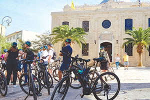 Όσο περισσότερο γίνεται διάσημος ο τουρισμός των εμπειριών, τόσο θα αναζητούνται νέοι τρόποι ανάδειξης του τουριστικού προϊόντος του Ηρακλείου. Τέτοιους φαίνεται πως έχουν βρει ήδη τα ξενοδοχεία πόλης, αλλά και τα κρουαζιερόπλοια, που ενοικιάζουν πλέον ποδήλατα για την περιήγηση στα αξιοθέατα της πόλης, η οποία συνδυάζεται με τη βιώσιμη κινητικότητα και την άμεση επαφή με το αστικό περιβάλλον. Κι όπως φαίνεται και από την φωτογραφία, οι επισκέπτες κρουαζιέρας της πόλης, απολαμβάνουν την ξενάγηση στο Ηράκλειο με το ποδήλατο, καθώς επίσης και τα αξιοθέατά του.