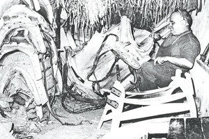 ΦΩΤΟΗΜΕΡΑΣ: Ένα επάγγελμα που χάνεται: Σαμαράς στο Καστέλλι (Γ. Ανυφαντάκη, από το βιβλίο Επαγγέλματα του χθες, του Γ.Δ. Πατέλλη, 1978, έκδοση Παράδοση).