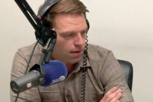 Αυτά είναι τα νέα! Κι ετοιμάζεται να μας κλέψει τη δουλειά. Ο Στέφανος Κασσελάκης ανακοίνωσε ότι θα ξεκινήσει εβδομαδιαία ραδιοφωνική εκπομπή, στην οποία θα απαντά σε ερωτήσεις των ακροατών.