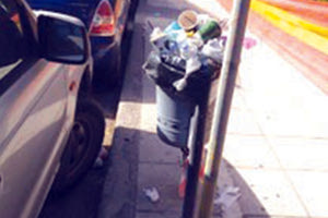 Πληθαίνουν οι διαμαρτυρίες των πολιτών που βλέπουν ότι την ίδια ώρα που βρίσκεται σε πλήρη αποδόμηση η Υπηρεσία Καθαριότητας