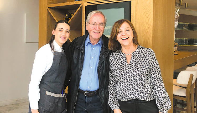 Ο Πάνος Σόμπολος σε στιγμιότυπο στο Ηράκλειο. Ο κόσμος τον αναγνωρίζει και τον αγαπάει και σπεύδει να τον χαιρετίσει και να φωτογραφηθεί μαζί του. 