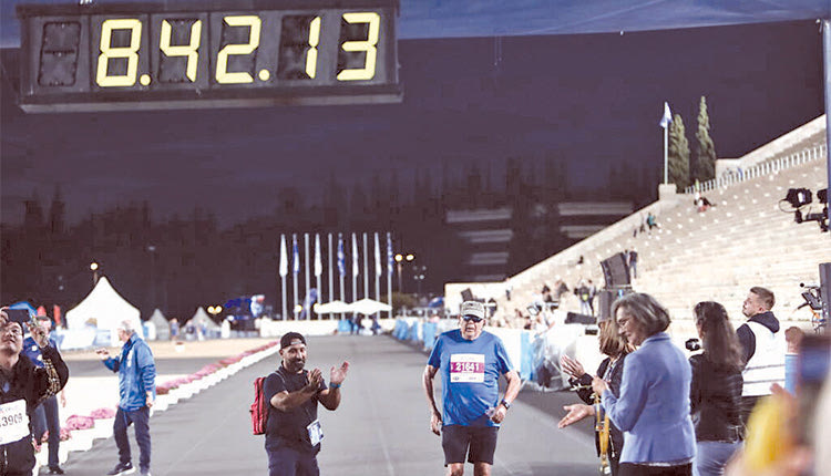 Ο τελευταίος δρομέας περνάει την αψίδα και ο 40ος ΑΜΑ περνάει στην ιστορία. Η πρόεδρος του ΣΕΓΑΣ, Σοφία Σακοράφα, ήταν εκεί για να τον χειροκροτήσει, στο ίδιο σημείο όπου στάθηκε από νωρίς το πρωί για να υποδεχθεί τους δρομείς απ’ όλο τον πλανήτη. Μπράβο της