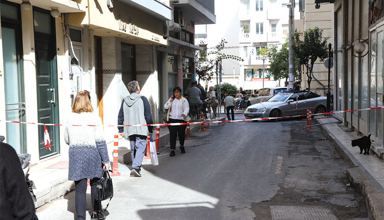 Με κορδέλες αποκλείστηκε το τμήμα όπου αποκολλήθηκε το μπαλκόνι