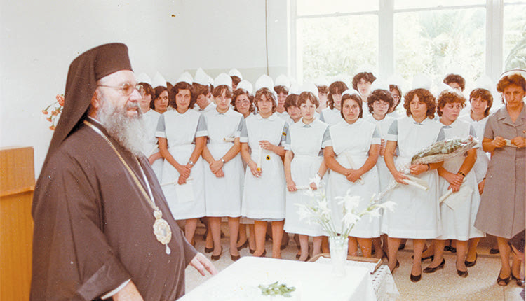Ο Μακαριστός Αρχιεπίσκοπος Κρήτης κ. Τιμόθεος στην ορκωμοσία των νοσηλευτριών