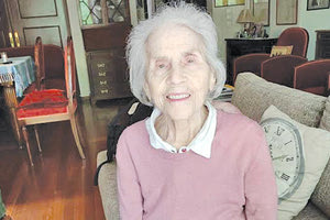 Η 93ΧΡΟΝΗ ΣΗΜΕΡΑ ΤΩΝΙΑ ΣΑΜΑΡΑ-ΓΕΩΡΓΙΑΔΗ ΜΙΛΑ ΣΤΗΝ ”Π” ΓΙΑ ΤΟ ΤΕΛΕΥΤΑΙΟ ΤΗΣ ΒΙΒΛΙΟ, ΤΟ ΗΡΑΚΛΕΙΟ ΤΩΝ ΠΑΙΔΙΚΩΝ ΤΗΣ ΧΡΟΝΩΝ ΚΑΙ ΤΗΝ ΟΙΚΟΓΕΝΕΙΑ ΤΗΣ ΠΟΥ ΕΙΧΕ ΣΧΕΣΕΙΣ ΜΕ ΤΟΝ ΒΕΝΙΖΕΛΟ Η αρχόντισσα του Μεγάλου Κάστρου που έβγαλε βιβλίο στα 92 της χρόνια