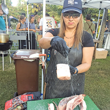 Η ΕΛΛΑΔΑ ΓΙΑ ΠΡΩΤΗ ΦΟΡΑ ΣΕ ΠΑΓΚΟΣΜΙΟ ΠΡΩΤΑΘΛΗΜΑ BBQ ME TH ΜΥΡΣΙΝΗ ΛΑΜΠΡΑΚΗ Η ΟΠΟΙΑ ΜΙΛΑ ΣΤΗΝ «Π»
«Η Ελλάδα έως τώρα 
δεν υπάρχει στο γαστρονομικό 
χάρτη της φωτιάς» 
