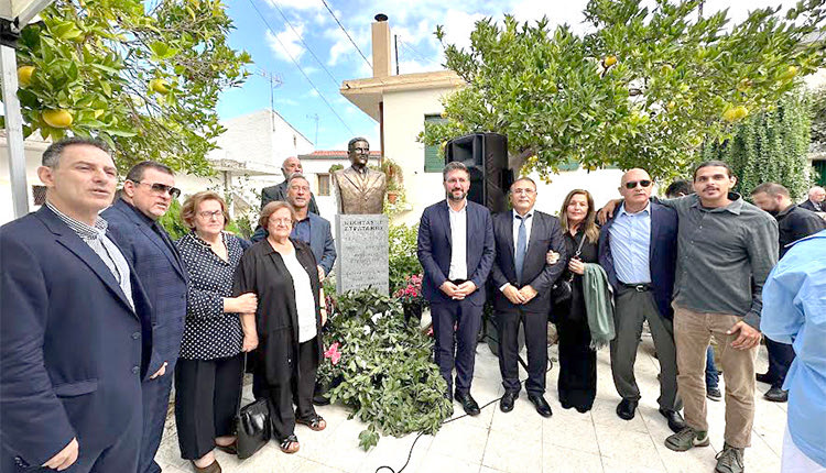 ΣΕ ΜΙΑ ΣΕΜΝΗ ΤΕΛΕΤΗ ΣΤΟ ΣΑΡΧΟ Έγιναν τ’ αποκαλυπτήρια της προτομής του Νικήτα Γεωργίου Στρατάκη