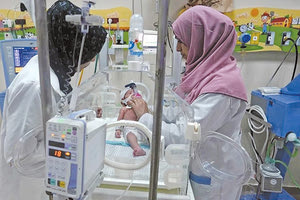 ΞΕΠΕΡΑΣΑΝ ΤΟΥΣ 11.000 ΟΙ ΝΕΚΡΟΙ Γάζα: Τυλίγουν τα μωρά με αλουμινόχαρτο για να ζεσταθούν