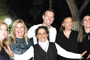 Τίποτα δεν τον πτοεί τον πρόεδρο! Στις Σπέτσες βρέθηκε, το Σαββατοκύριακο, ο Στέφανος Κασσελάκης, ο οποίος πήγε στην εκδήλωση που διοργάνωσαν μαθητές της Γ’ Λυκείου για να συγκεντρώσουν χρήματα για την πενταήμερη.