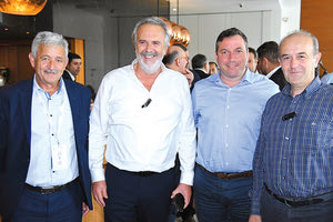 Αυτή κι αν είναι συνάντηση κορυφής! Οι 4 δήμαρχοι του Λασιθίου ή ακριβέστερα οι 3 νεοκλεγμένοι και ένας επανεκλεγείς, ο παλιότερος όπως είναι πια ο δημαρχος Σητείας