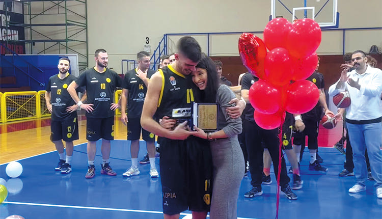 Προτάσεις γάμου δεν είναι σπάνιες πια στα γήπεδα και άλλη μία έγινε κατά τη διάρκεια του αγώνα μπάσκετ στο «Λίντο» (που φιλοξενεί πλέον κανονικά φιλάθλους) ανάμεσα στον Εργοτέλη και την ΑΣΚΗΣΗ. Στο…κόλπο για να πει το «ναι» η κοπέλα του αρχηγού των «κιτρινόμαυρων» Παντελή Χριστοδούλου, ήταν όλοι οι συμπαίκτες του, με τον πρόεδρο Βαγγέλη Γιαννουλάκη σε… ρόλο σκηνοθέτη