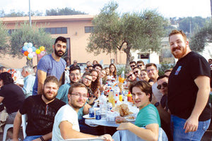 Ήταν ένα διεθνές ρακοκάζανο που τα είχε όλα: Εδέσματα, άφθονη ρακή και πολύ χορό! Οι διεθνείς και Erasmus φοιτητές του Πανεπιστήμιου Κρήτης ήταν οι επίτιμοι προσκεκλημένοι και συμμετείχαν με πολύ κέφι στα Ρακοκαζανέματα, του Πολιτιστικού Συλλόγου Κάτω Βάθειας.