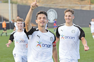 Ο Αποστολάκης πανηγυρίζει το πρώτο γκολ της Κ-19 του ΟΦΗ κόντρα στον Βόλο