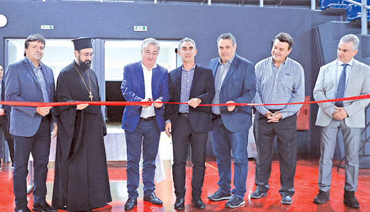 O κ. Αρναουτάκης με τον κ. Κατσαράκη και τους αντιπεριφερειάρχες κόβουν την κορδέλα της Αναγέννησης