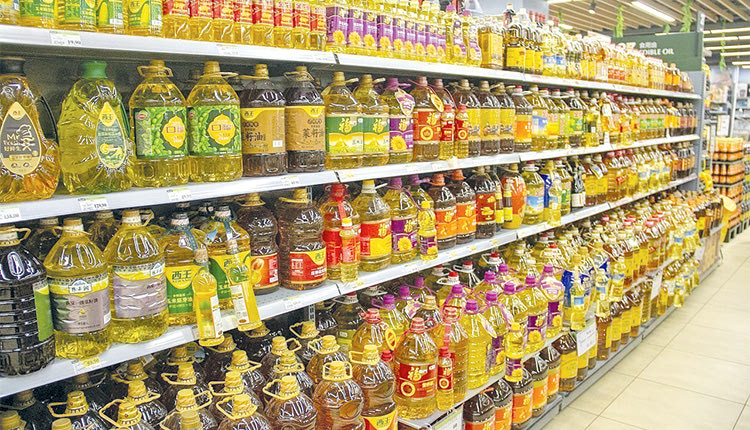 Από 10 ευρώ η τιμή του ελαιόλαδου στα ράφια των σούπερ μάρκετ. 