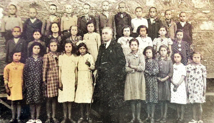 Δημοτικό Σχολείο Θραψανού Πεδιάδος, Μάιος 1940, σχολικό έτος 1939-1940. Οι μαθητές της ΣΤ΄ τάξης με τον δάσκαλό τους και Διευθυντή του σχολείου Δημήτρη Τσαγκαράκη. Πέντε μήνες μετά ξέσπασε ο Ελληνοϊταλικός πόλεμος και στις 10 Μαρτίου 1941, ο Δημήτρης Τσαγκαράκης «χάνει» το γιο του δάσκαλο και Λοχία Αντώνη Τσαγκαράκη που πολεμούσε όρθιος στις παρυφές της Τρεμπεσίνας στο χωριό Άρτζα Ντι Μέτζο 
