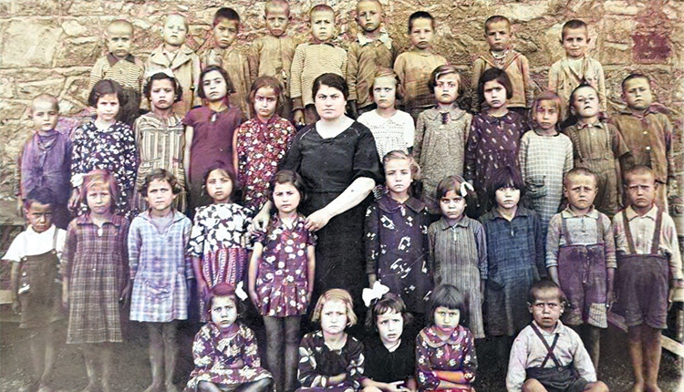  Δημοτικό Σχολείο Θραψανού Πεδιάδος, Σεπτέμβριος 1940, σχολικό έτος 1940-1941. Οι μαθητές και μαθήτριες της Α΄ τάξης με τη δασκάλα τους Χαρά Περβολαράκη, ένα μήνα πριν το ξέσπασμα 
του Ελληνοϊταλικού πολέμου
