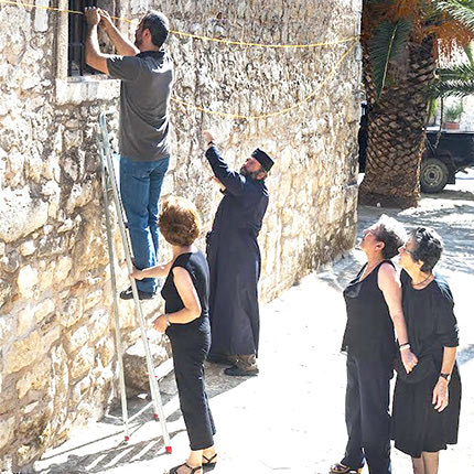 Περισχοινισμός οικισμού (ζώσιμο με νήμα για προστασία) 
