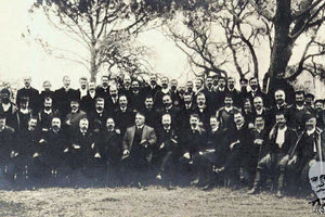 ΦΩΤΟΗΜΕΡΑΣ: Ο Βενιζέλος με τους πληρεξούσιους της Κρητικής Συνέλευσης το 1899.