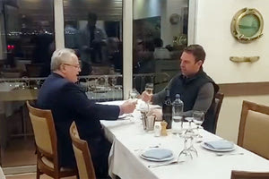 Αμάν πια αυτός ο Κασσελάκης! Παντού είναι! Στην ψαροταβέρνα «Πανόραμα» (αγαπημένη του Σημίτη και εκεί που πήγε ο Τσίπρας την Μέρκελ) στην Καστέλα συναντήθηκαν χθες το βράδυ ο πρόεδρος του ΣΥΡΙΖΑ Στέφανος Κασσελάκης με τον πρώην υπουργό Εξωτερικών Νίκο Κοτζιά