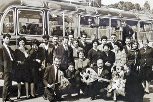 ΦΩΤΟΗΜΕΡΑΣ: Κάτοικοι του Βάμου σε εκδρομή στην Κνωσό το 1962 (Φωτογραφία Φλεμετάκης).